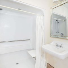 Baymont by Wyndham Tupelo in Tupelo, United States of America from 76$, photos, reviews - zenhotels.com bathroom