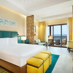 Отель DoubleTree by Hilton Resort & Spa Marjan Island 5* Стандартный номер с двуспальной кроватью фото 3