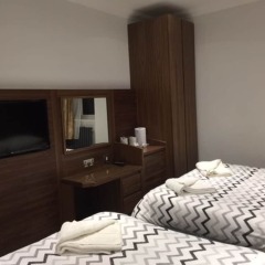 Отель Leisure Inn сейф в номере