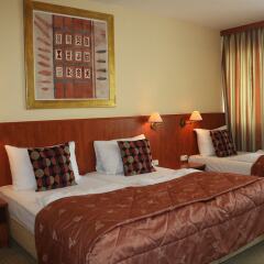 Hotel Charles сейф в номере