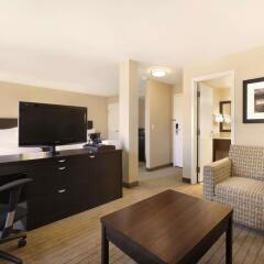 Отель Travelodge Calgary Macleod Trail Канада, Калгари - отзывы, цены и фото номеров - забронировать отель Travelodge Calgary Macleod Trail онлайн комната для гостей фото 4