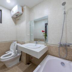 Апартаменты Granda Quan Hoa Apartment ванная