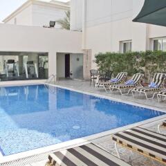 Отель Regent Beach Resort бассейн