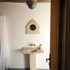 Отель Khamlia Desert Bed & Breakfast Марокко, Мерзуга - отзывы, цены и фото номеров - забронировать отель Khamlia Desert Bed & Breakfast онлайн ванная фото 2