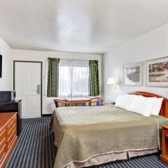 Отель Travelodge Hollywood-Vermont/Sunset Лос-Анджелес комната для гостей фото 4