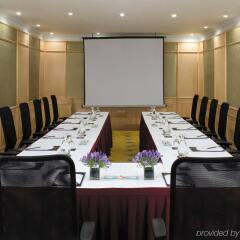 Отель Vivanta Ambassador, New Delhi