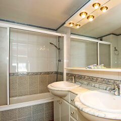 Отель Front Beach - Four Bedroom Испания, Калафель - отзывы, цены и фото номеров - забронировать отель Front Beach - Four Bedroom онлайн ванная
