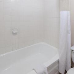 Отель Super 8 Calgary Village Канада, Калгари - отзывы, цены и фото номеров - забронировать отель Super 8 Calgary Village онлайн ванная фото 2