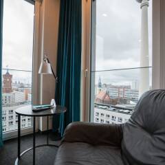 Отель Motel One Berlin-Alexanderplatz Германия, Берлин - 1 отзыв об отеле, цены и фото номеров - забронировать отель Motel One Berlin-Alexanderplatz онлайн комната для гостей фото 5