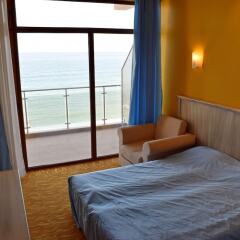 Hotel "brigantina" Золотые пески комната для гостей фото 4