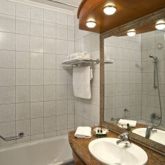 Отель Danubius Health Spa Resort Heviz Венгрия, Хевиз - 5 отзывов об отеле, цены и фото номеров - забронировать отель Danubius Health Spa Resort Heviz онлайн ванная фото 2