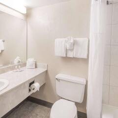 Отель Days Inn Columbus North Колумбус ванная