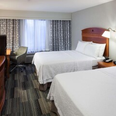 Отель Hampton Inn & Suites Tulare комната для гостей