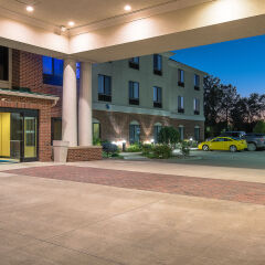 Отель Holiday Inn Express and Suites Lafayette East фото 3