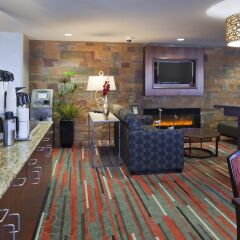 Отель Holiday Inn Express & Suites Bloomington - Mpls Arpt Area West Блумингтон гостиничный бар