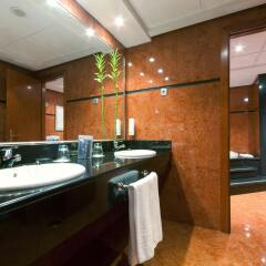 Отель TRYP Madrid Alameda Aeropuerto Hotel Испания, Мадрид - 2 отзыва об отеле, цены и фото номеров - забронировать отель TRYP Madrid Alameda Aeropuerto Hotel онлайн ванная