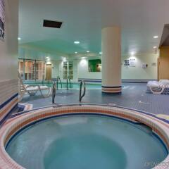 Отель Crowne Plaza Toronto Airport Канада, Торонто - отзывы, цены и фото номеров - забронировать отель Crowne Plaza Toronto Airport онлайн бассейн фото 2