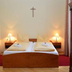 Отель Gästehaus im Priesterseminar Salzburg Австрия, Зальцбург - отзывы, цены и фото номеров - забронировать отель Gästehaus im Priesterseminar Salzburg онлайн комната для гостей фото 3