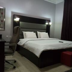 Отель Somerset Suites сейф в номере