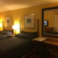 Отель Dragon Inn & Suites сейф в номере