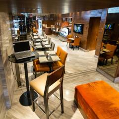Отель On8 Sukhumvit Nana Bangkok By Compass Hospitality Бангкок гостиничный бар