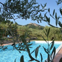 Отель Agriturismo Il Monte Монтоне бассейн