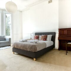 Отель Spacious 1BR Period Apartment Hampstead Великобритания, Лондон - отзывы, цены и фото номеров - забронировать отель Spacious 1BR Period Apartment Hampstead онлайн комната для гостей фото 3