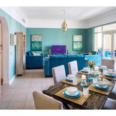 Апартаменты Keys Please Holiday Homes-Al Shahla Two Bedroom Apartment Palm Jumeirah в номере