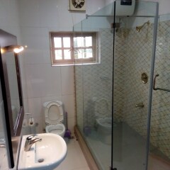 Отель Aliz Ambruz Hotel Нигерия, Уйо - отзывы, цены и фото номеров - забронировать отель Aliz Ambruz Hotel онлайн ванная