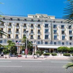 Отель Hôtel Vacances Bleues Le Royal парковка