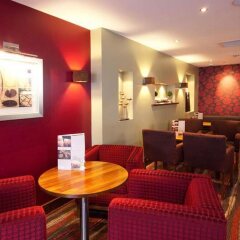 Отель Premier Inn Sunbury - Kempton Park гостиничный бар
