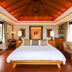 Отель Trisara Villas & Residences Phuket сейф в номере