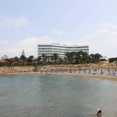 Отель Crystal Springs Beach Hotel Кипр, Протарас - 13 отзывов об отеле, цены и фото номеров - забронировать отель Crystal Springs Beach Hotel онлайн пляж фото 2