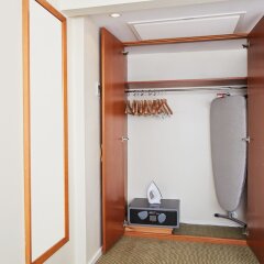 Отель Holiday Inn Edinburgh City West Эдинбург сейф в номере