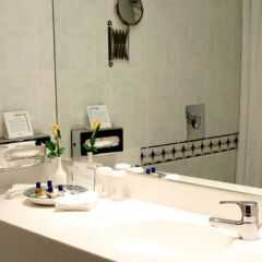 Отель Holiday Inn Oxford Circus Лондон ванная фото 2