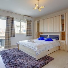 Апартаменты Centric and Spacious Apartment With Wifi and Balcony Гзира комната для гостей фото 3