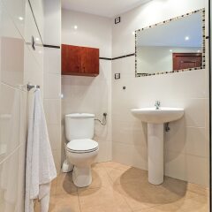 Отель Hostal Catamaran Кастро-Урдиалес ванная