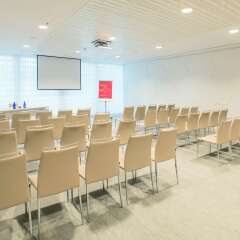 Отель NH Collection Madrid Eurobuilding