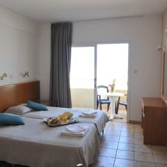 Апартаменты Captain Karas Holiday Apartments комната для гостей фото 7