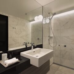 Отель Adina Apartment Hotel Hamburg Speicherstadt Германия, Гамбург - 1 отзыв об отеле, цены и фото номеров - забронировать отель Adina Apartment Hotel Hamburg Speicherstadt онлайн ванная фото 2