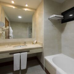 Отель Holiday Inn Madrid - Calle Alcala ванная фото 2