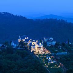 Отель Dalat De Charme Village Resort Далат приотельная территория