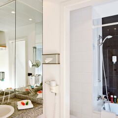 Отель NH München Unterhaching Германия, Унтерхахинг - 1 отзыв об отеле, цены и фото номеров - забронировать отель NH München Unterhaching онлайн ванная фото 2