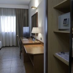 Отель Ciudad de Castelldefels сейф в номере