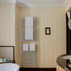 Отель Steigenberger Grandhotel Belvedere Швейцария, Давос - 1 отзыв об отеле, цены и фото номеров - забронировать отель Steigenberger Grandhotel Belvedere онлайн ванная