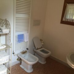 Отель Holiday House Petrarca Италия, Региональный парк Colli Euganei - отзывы, цены и фото номеров - забронировать отель Holiday House Petrarca онлайн ванная