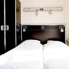 BackStage Hotel сейф в номере