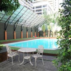 Reno Hotel Бангкок бассейн