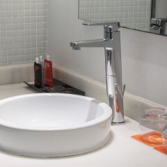 Отель Room Mate Emma Испания, Барселона - 1 отзыв об отеле, цены и фото номеров - забронировать отель Room Mate Emma онлайн ванная фото 2