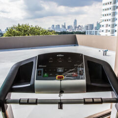 Отель Like Sukhumvit 16 Бангкок спортивное сооружение